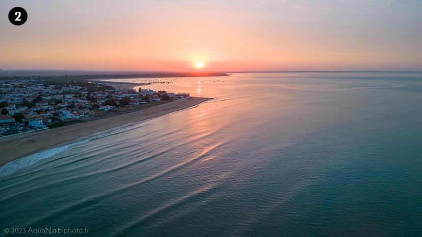 Vue aérienne du lever de soleil sur la baie de la Tranche sur mer aux couleurs pastels.