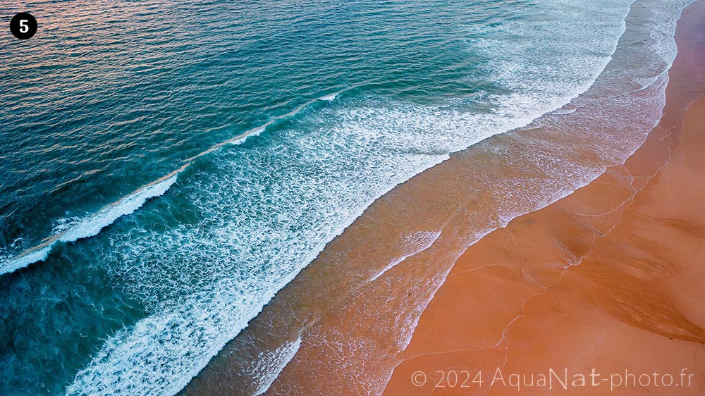 Photo aérienne océan et plage lumière du soleil couchant