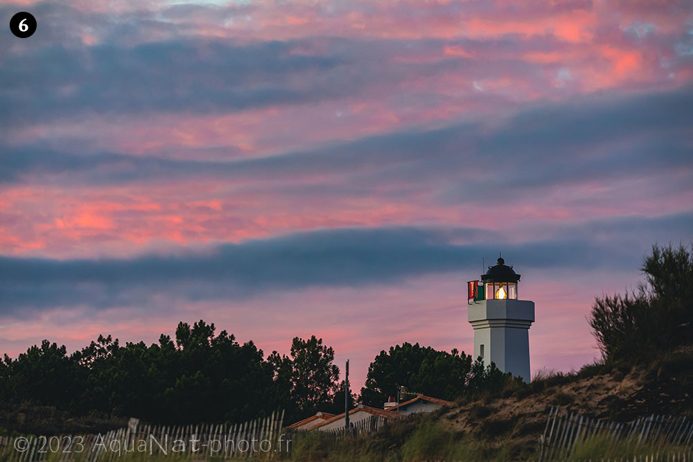 Phare allumé ciel nuageux et coloré rose