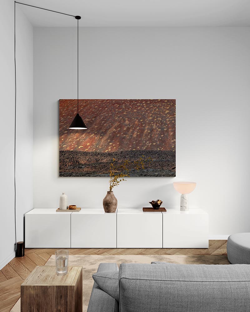 Mockup d'intégration de cette oeuvre dans un salon au design moderne révélant la matière et les teintes ocres-noires de la photo