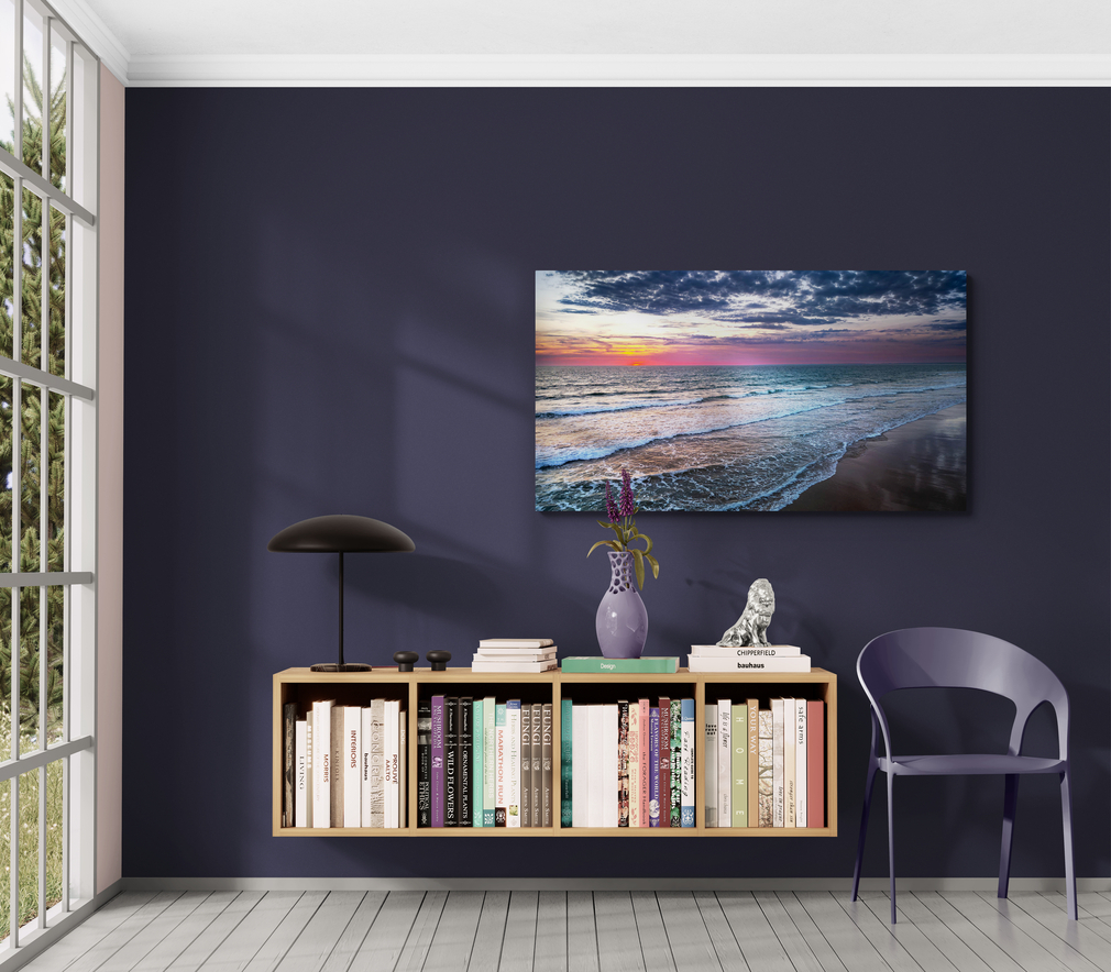 mockup tableau photo dans un salon d'une plage face au coucher du soleil